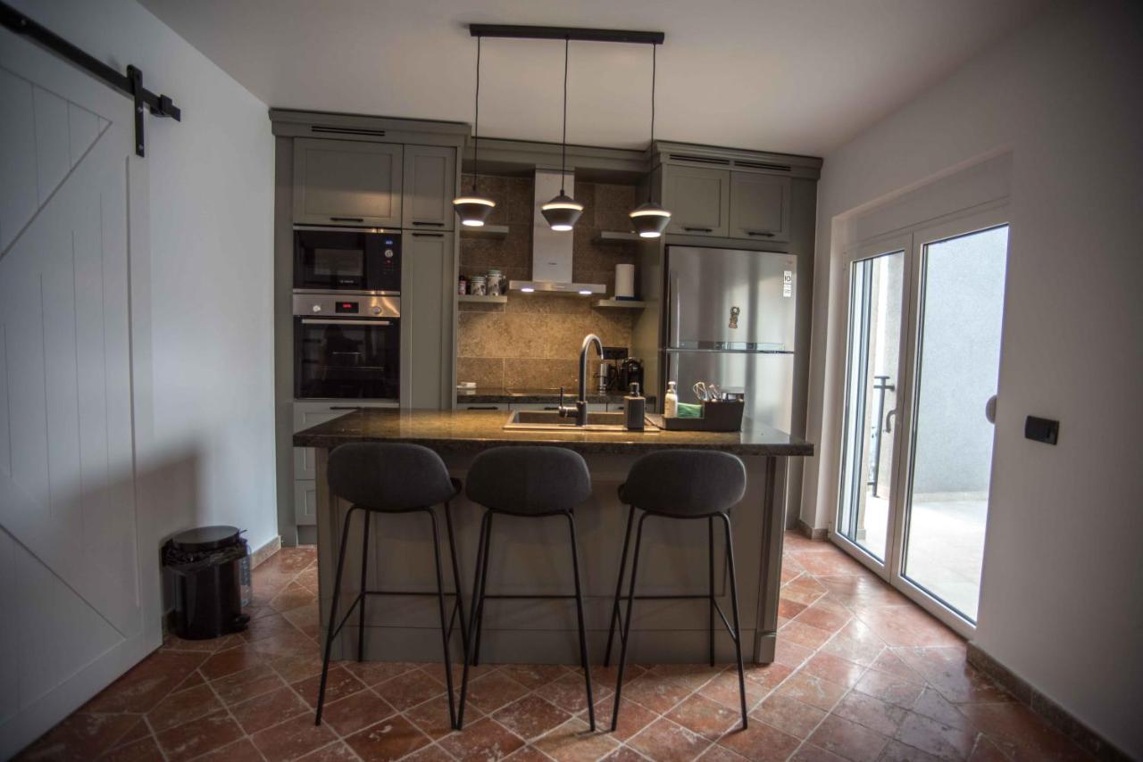 Donja Kostanjica Modern Waterfront 3-Bed Apartment מראה חיצוני תמונה